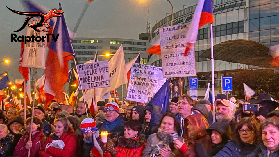 Vzpomínka z demonstrace u ČT za nepříznivého počasí. Držím plakát ČT je provládní žumpa atd.,ale nejsem vidět Dokonce byl Láďou odměněn.