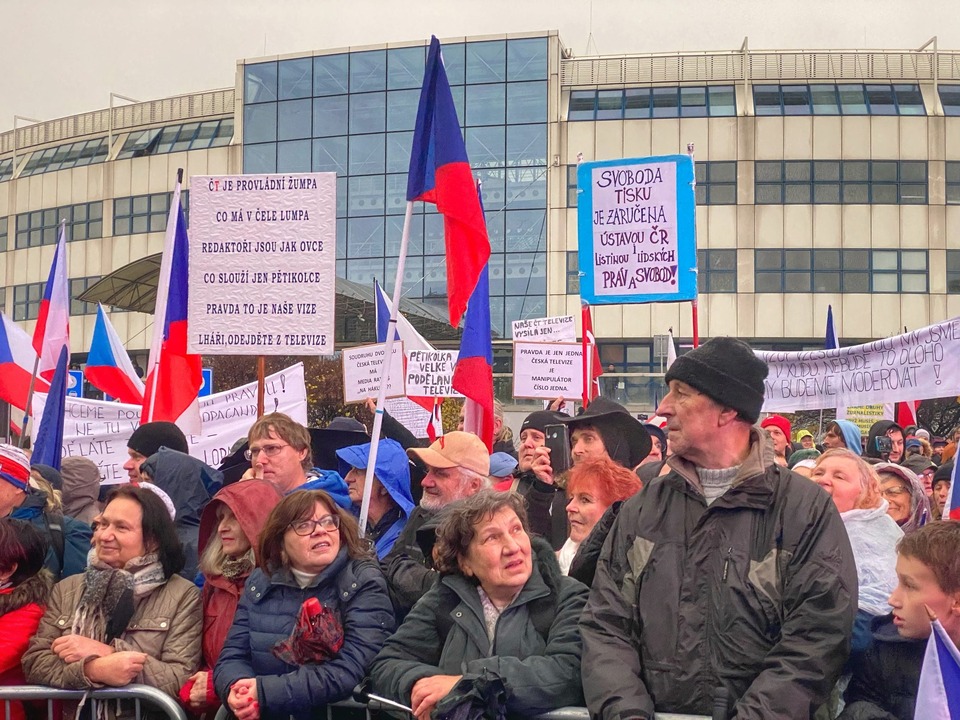 Vzpomínka z demonstrace u ČT za nepříznivého počasí. Držím plakát ČT je provládní žumpa atd.,ale nejsem vidět Dokonce byl Láďou odměněn.