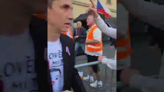 Policejní brutalita při zatýkání Kateřiny na Malostranském náměstí